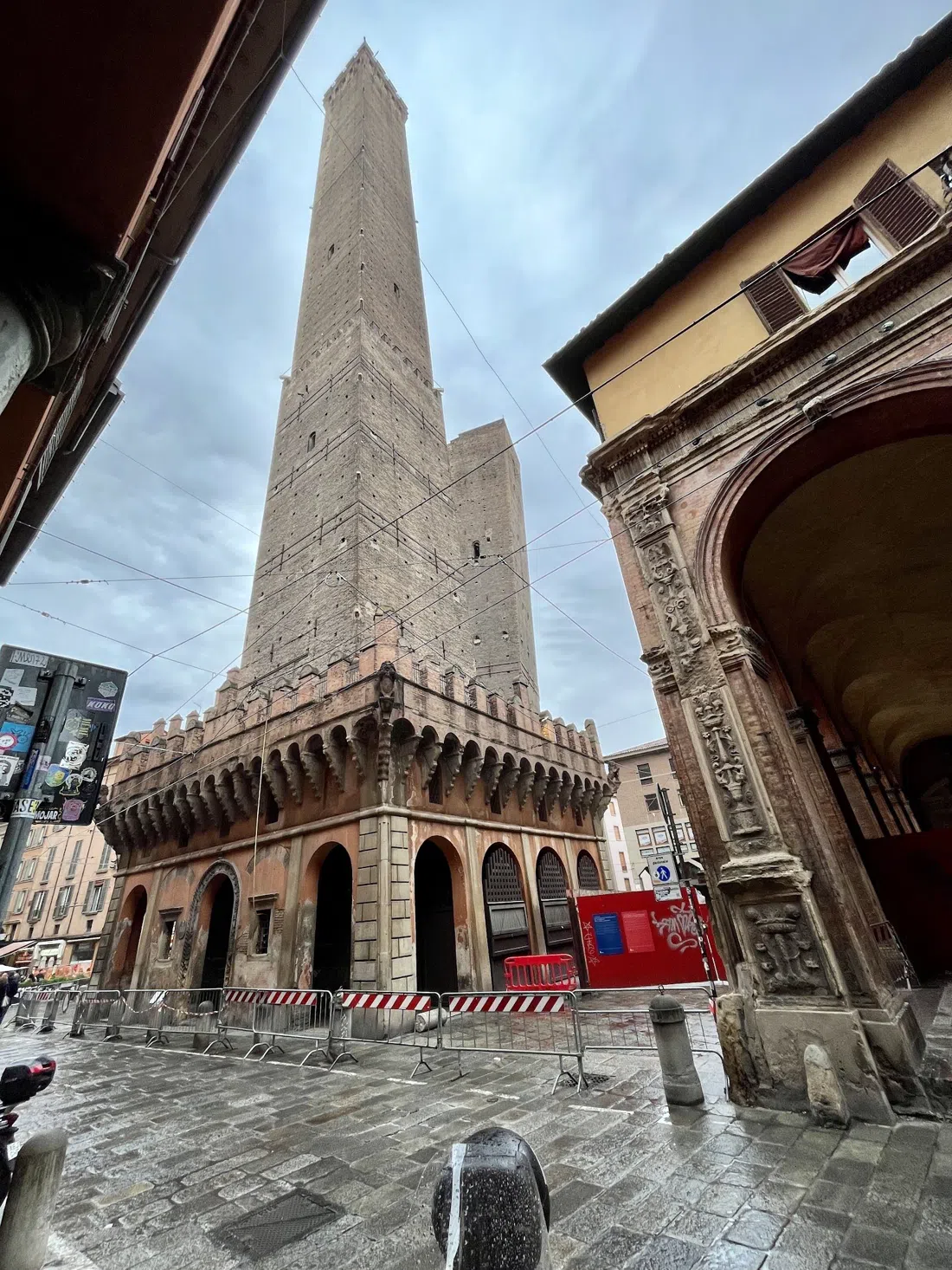 Torre Garisenda, Bologna